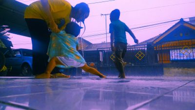 Melihat Gembiranya Anak-anak Main Saat Hujan Turun