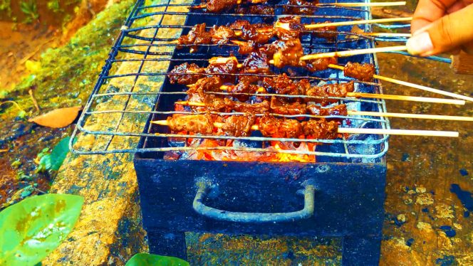 Suasana Santai Bakar Daging Sapi di Alam