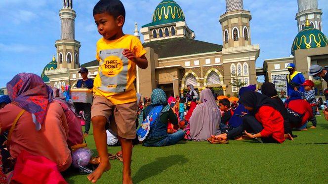 Taman Rumput Sintetis Gebu di Hari Minggu
