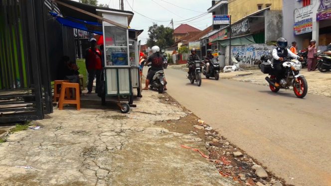 Suasana dan Kondisi Jalan Cikeleng, dekat Toko XSha Singaparna Tasikmalaya