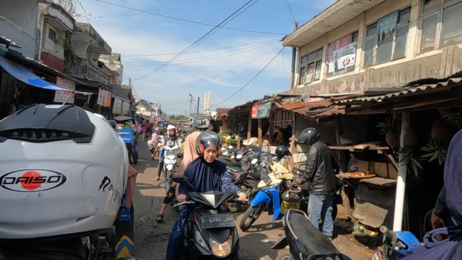 Tugas Pembawa Video Salira TV Walking Tour