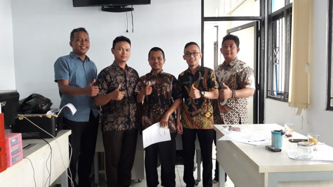 Owner Salira TV (tengah) Silaturahmi ke Kantor Dishubkominfo Kabupaten Tasikmalaya (28/7/2022)