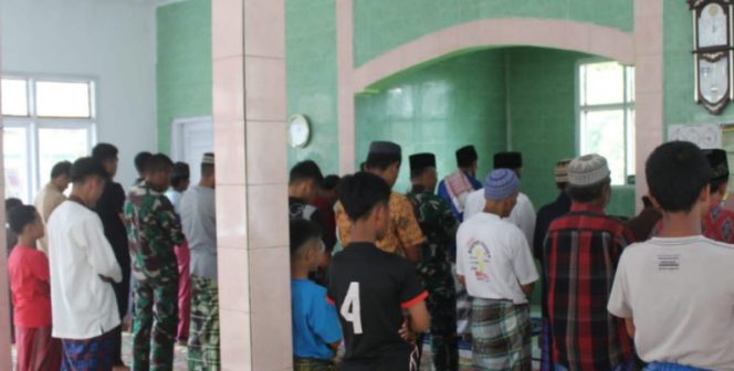 Berbaur Dengan Warga, Satgas TMMD Ke – 115 Kodim 0612/Tasikmalaya Laksanakan Sholat Jum’at Bersama