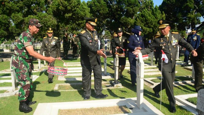 Jelang HUT TNI, Pangdam III/Slw Hadiri Ziarah Rombongan di TMP Cikutra
