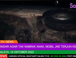 Menghindar Agar Tak Nabrak Anak, Mobil Minibus JNE Terguling Jungkir Balik Ke Sawah