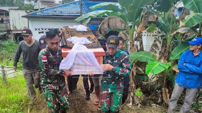 Satgas Pamtas Rl-Malaysia Yonif 645/ Gty Bantu Proses Pemakaman Warga