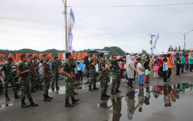 Satgas TMMD 115 Pessel Ikut Senam Massal Bersama Pokdarwis Painan