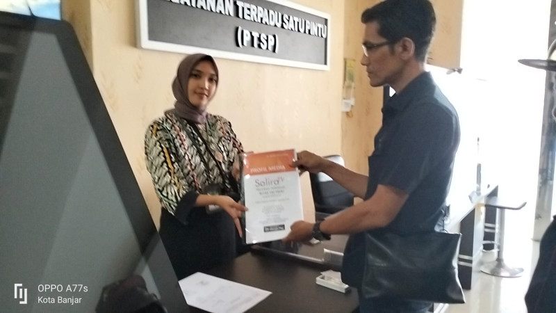 Wartawan Salira TV bersama Petugas di Kejaksaan Negeri Kota Banjar, Jawa Barat. (13/02/2023)