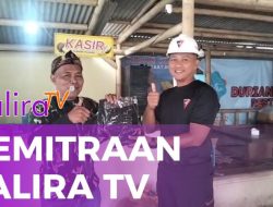 Simbol Kemitraan: Komandan Brimob Batalyon D Pelopor Satbrimob Polda Jabar Serahkan Baju Brimob kepada Redaksi Salira TV
