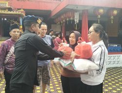 Brimob, Bos Durian Kujang, dan Klenteng Hok Tek Bio Bersatu Bagikan Sembako di Ciamis