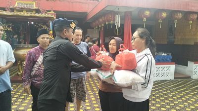 Brimob, Bos Durian Kujang, dan Klenteng Hok Tek Bio Bersatu Bagikan Sembako di Ciamis