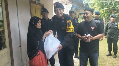 Brimob Polda Jabar Cineam Salurkan Sembako untuk Lansia Lewat Program ‘Nyaah Ka Indung’