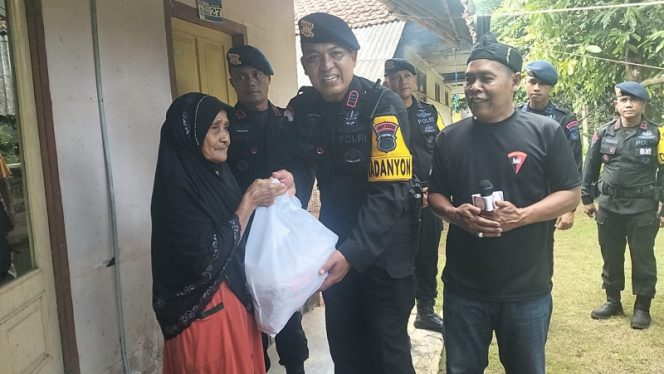 Brimob Polda Jabar Cineam Salurkan Sembako untuk Lansia Lewat Program ‘Nyaah Ka Indung’