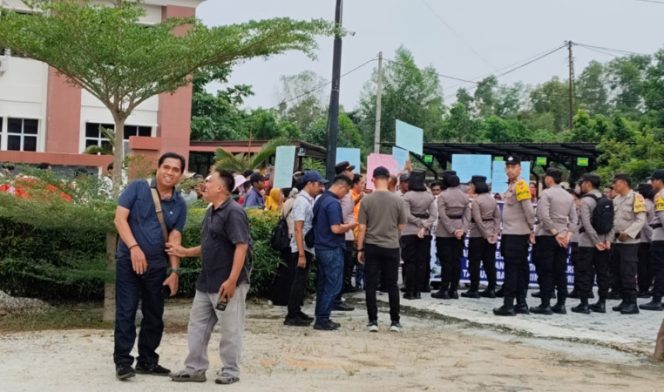 Ratusan Warga Sungai Pasir Gelar Aksi Damai di PN dan Kantor BPN Karimun