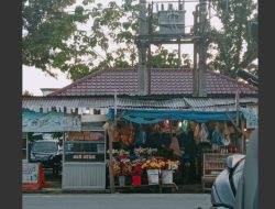 Warga Nekat Berjualan di Bawah Travo Listrik di Kuala, Keselamatan Jadi Taruhan