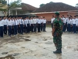 Babinsa Koramil 1211/Singaparna Serma Agum G Didik Pelajar Yayasan Darunidzom dengan Semangat Kebangsaan dan Disiplin PBB
