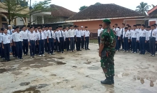 Babinsa Koramil 1211/Singaparna Serma Agum G Didik Pelajar Yayasan Darunidzom dengan Semangat Kebangsaan dan Disiplin PBB