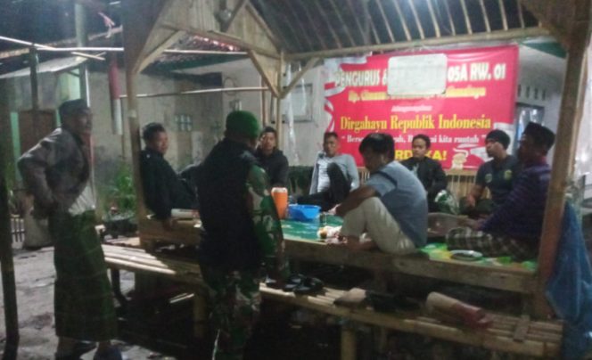 Babinsa Koramil Singaparna Aktif Tinjau Pos Siskamling, Wujud Nyata Kepedulian terhadap Keamanan Warga