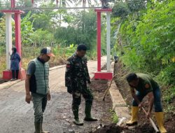 Babinsa Salebu Koptu Dede Iif Bangkitkan Semangat Gotong Royong Lewat Aksi Jumat Bersih