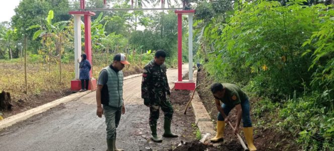 Babinsa Salebu Koptu Dede Iif Bangkitkan Semangat Gotong Royong Lewat Aksi Jumat Bersih