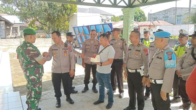 Kapolsek Kuala Sambangi Koramil 04/Kuala untuk Ucapkan Selamat HUT ke-80 TNI