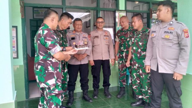 Kapolsek Sukaratu Kunjungi Koramil Cisayong, Pererat Sinergi dan Ucapkan Selamat HUT ke-80 TNI