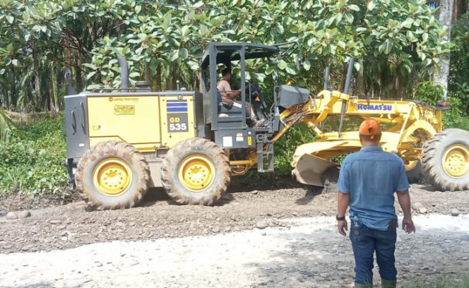 Kolaborasi Kecamatan Kutambaru dan Dua Perusahaan Perkebunan: Gotong Royong Perbaiki Jalan Rusak
