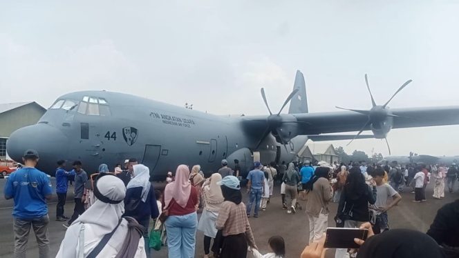Open Base HUT TNI ke-80 di Lanud Husein Bandung: Ribuan Warga Antusias Saksikan Pameran Pesawat Militer