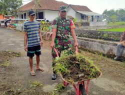 Serda Tedi R dari Koramil 1211/Singaparna Menyatu dengan Warga Lewat Karya Bakti di Sukarapih
