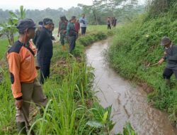 Sinergi Tiga Pilar di Mangunreja: Serka Rahmat Suhendar dan Tim Pastikan Irigasi Cikalukur Tetap Mengalir