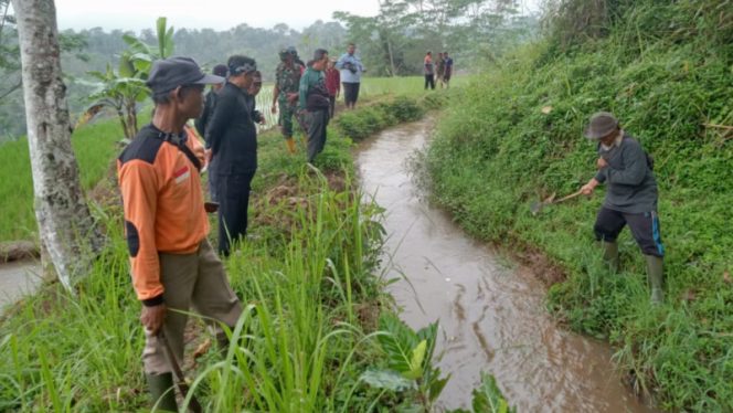 Sinergi Tiga Pilar di Mangunreja: Serka Rahmat Suhendar dan Tim Pastikan Irigasi Cikalukur Tetap Mengalir