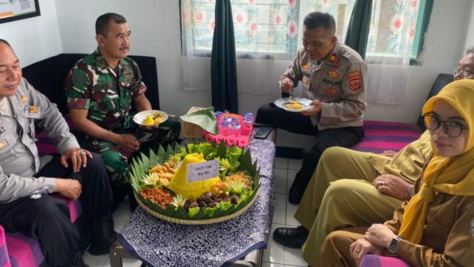 Sinergitas Terjalin: Kapolsubsektor Cipedes dan Muspika Kunjungi Koramil Cipedes dalam Peringatan HUT ke-80 TNI