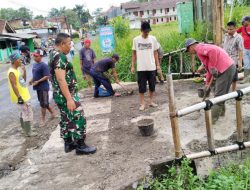 Babinsa Margajaya dan Warga Gotong Royong Perbaiki Gorong-Gorong di Kampung Monggor