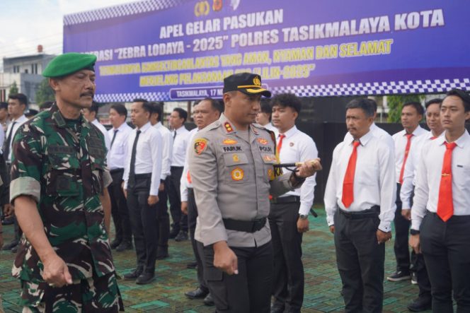 Kapolres Tasikmalaya Kota Pimpin Apel Operasi Zebra Lodaya 2025 sebagai Upaya Penguatan Kamseltibcarlantas Menjelang Libur Akhir Tahun