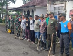 Kapten Inf Mukhlis Gozali Pimpin Personel TNI Bersihkan Lingkungan Sekolah untuk Cegah Banjir dan Penyakit