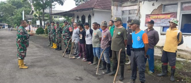 Kapten Inf Mukhlis Gozali Pimpin Personel TNI Bersihkan Lingkungan Sekolah untuk Cegah Banjir dan Penyakit