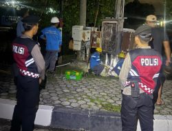 Respons Cepat Sat Samapta Polres Karimun Amankan Lokasi Kebakaran Travo Listrik