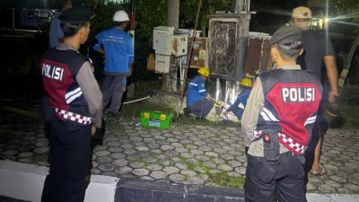 Respons Cepat Sat Samapta Polres Karimun Amankan Lokasi Kebakaran Travo Listrik