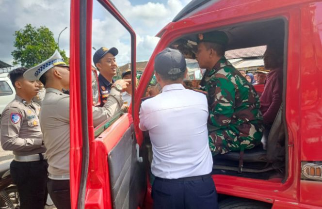 Sinergi Tiga Pilar di Terminal Singaparna: Serma Suryadi Pimpin Pemeriksaan Ketat Armada Jelang Libur Panjang