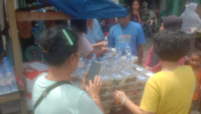 Umat Buddha Kelurahan Pekan Kuala Langkat Tebar Kasih untuk Warga Sekitar