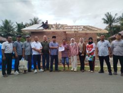 Wakil Ketua Komisi XIII DPR RI H. Sugi’at Santoso Serahkan Bantuan untuk Korban Kebakaran di Langkat