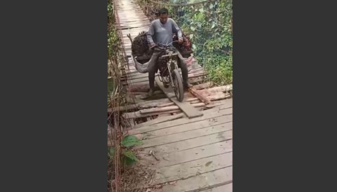 Warga Salapian Minta Perbaikan Jembatan Gantung Rusak yang Mengancam Keselamatan