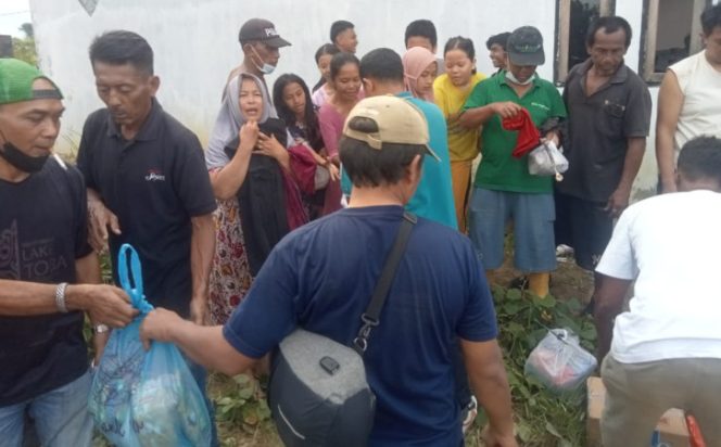 Bantuan Sembako dari Warga Kuala Tiba di Aceh Tamiang, Warga Menangis Haru