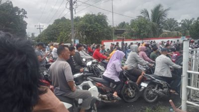 Kelangkaan BBM di Kecamatan Kuala Belum Teratasi, Warga Terpaksa Antre Berjam-jam