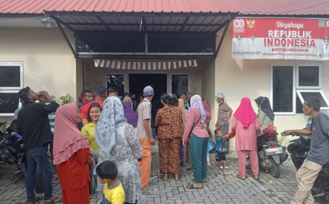 Penyaluran Bantuan PKH Beras di Kelurahan Pekan Kuala Berlangsung Tertib dan Kondusif