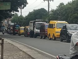Personil Polsek Kuala Atur Arus Kendaraan di Tengah Antrean Panjang BBM di SPBU Durian Mulo