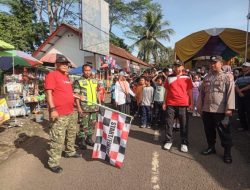 Polri Dukung Kegiatan Warga, Polsek Cisaga Ikuti Jalan Santai HUT Desa Karyamulya