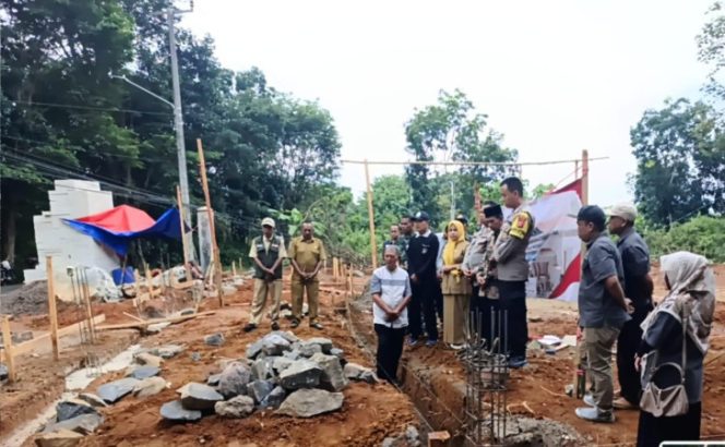 Polsek Cijeungjing Hadiri Peletakan Batu Pertama KDMP Bojongmengger, Dorong Ekonomi Desa