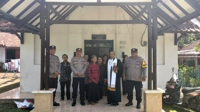 Polsek Cisaga Amankan Kebaktian Umat Nasrani di Cinyeunang, Perkuat Toleransi Beragama