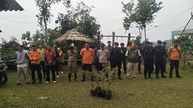Aksi Hijau di Ciamis Kedai Durian Kujang dan Brimob Tanam 100 Pohon Durian